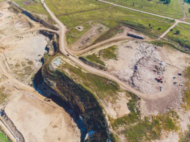 Dağ çöpü, büyük çöp yığını, bozulmuş çöp. Koku ve toksik kalıntı yığını. Bu çöpler kentsel alanlardan, sanayi bölgelerinden geliyor. Tüketici toplumu büyük atıklara neden olur. Kurtulamıyorum.