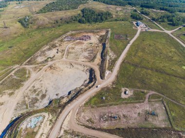 Dağ çöpü, büyük çöp yığını, bozulmuş çöp. Koku ve toksik kalıntı yığını. Bu çöpler kentsel alanlardan, sanayi bölgelerinden geliyor. Tüketici toplumu büyük atıklara neden olur. Kurtulamıyorum.