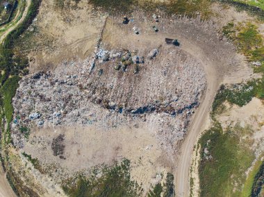 Dağ çöpü, büyük çöp yığını, bozulmuş çöp. Koku ve toksik kalıntı yığını. Bu çöpler kentsel alanlardan, sanayi bölgelerinden geliyor. Tüketici toplumu büyük atıklara neden olur. Kurtulamıyorum.