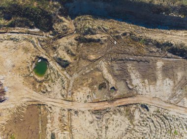 Dağ çöpü, büyük çöp yığını, bozulmuş çöp. Koku ve toksik kalıntı yığını. Bu çöpler kentsel alanlardan, sanayi bölgelerinden geliyor. Tüketici toplumu büyük atıklara neden olur. Kurtulamıyorum.