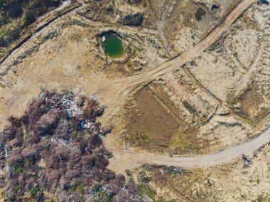 Dağ çöpü, büyük çöp yığını, bozulmuş çöp. Koku ve toksik kalıntı yığını. Bu çöpler kentsel alanlardan, sanayi bölgelerinden geliyor. Tüketici toplumu büyük atıklara neden olur. Kurtulamıyorum.