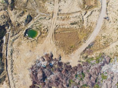 Dağ çöpü, büyük çöp yığını, bozulmuş çöp. Koku ve toksik kalıntı yığını. Bu çöpler kentsel alanlardan, sanayi bölgelerinden geliyor. Tüketici toplumu büyük atıklara neden olur. Kurtulamıyorum.