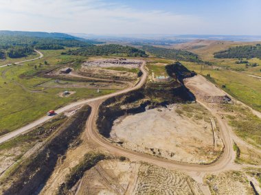 Dağ çöpü, büyük çöp yığını, bozulmuş çöp. Koku ve toksik kalıntı yığını. Bu çöpler kentsel alanlardan, sanayi bölgelerinden geliyor. Tüketici toplumu büyük atıklara neden olur. Kurtulamıyorum.