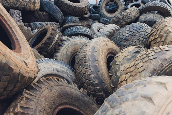 Ufa, Rusia, 1 de julio de 2019: Muchos neumáticos de ruedas tirados en un vertedero . —  Fotos de Stock