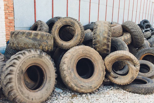 Ufa, Rusia, 1 de julio de 2019: Muchos neumáticos de ruedas tirados en un vertedero . —  Fotos de Stock