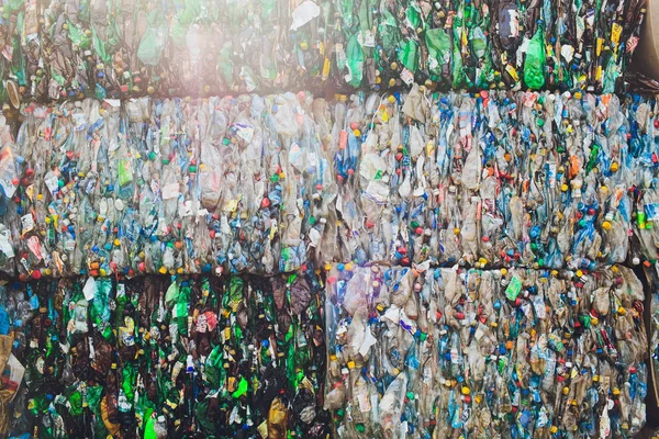 Ufa, Rosja, 1 lipca, 2019: duży stos starych plastikowych butelek. — Zdjęcie stockowe