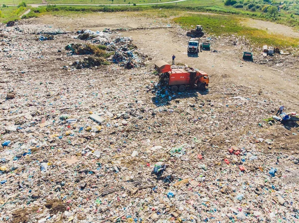 Górskie śmieci, duży stos śmieci, zdegradowane śmieci. Kupa śmierdzących i toksycznych pozostałości. Te śmieci pochodzą z obszarów miejskich, przemysłowych. Społeczeństwo konsumentów powoduje ogromne marnotrawstwo. Nie mogę się jej pozbyć. — Zdjęcie stockowe