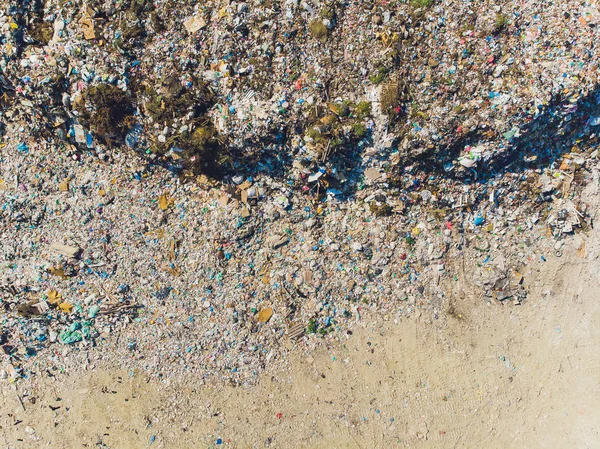 Górskie śmieci, duży stos śmieci, zdegradowane śmieci. Kupa śmierdzących i toksycznych pozostałości. Te śmieci pochodzą z obszarów miejskich, przemysłowych. Społeczeństwo konsumentów powoduje ogromne marnotrawstwo. Nie mogę się jej pozbyć. — Zdjęcie stockowe
