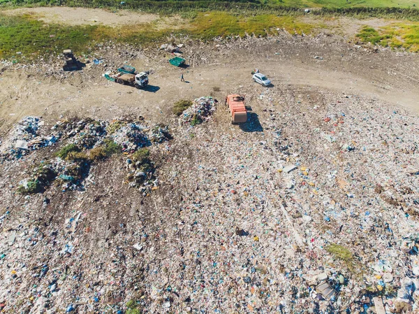 Górskie śmieci, duży stos śmieci, zdegradowane śmieci. Kupa śmierdzących i toksycznych pozostałości. Te śmieci pochodzą z obszarów miejskich, przemysłowych. Społeczeństwo konsumentów powoduje ogromne marnotrawstwo. Nie mogę się jej pozbyć. — Zdjęcie stockowe