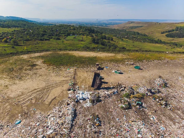 Górskie śmieci, duży stos śmieci, zdegradowane śmieci. Kupa śmierdzących i toksycznych pozostałości. Te śmieci pochodzą z obszarów miejskich, przemysłowych. Społeczeństwo konsumentów powoduje ogromne marnotrawstwo. Nie mogę się jej pozbyć. — Zdjęcie stockowe