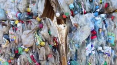 Ufa, Rusya, 1 Temmuz 2019: Büyük eski plastik şişe yığını.