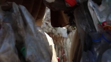 Ufa, Rusya, 1 Temmuz 2019: Büyük eski plastik şişe yığını.