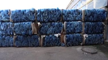 Ufa, Rusya, 1 Temmuz 2019: Büyük eski plastik şişe yığını.