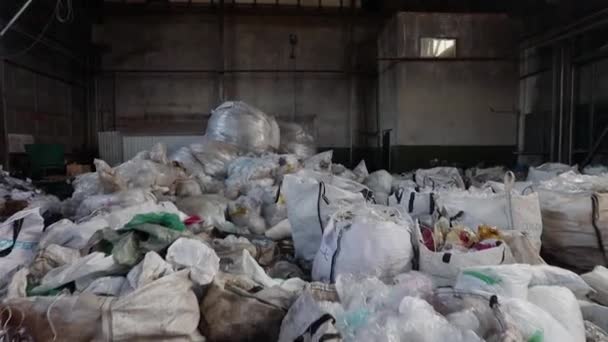 Ufa, Rússia, 1 de julho de 2019: Grande pilha de garrafas de plástico antigas . — Vídeo de Stock