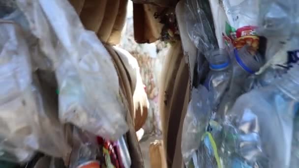 Ufa, Rusland, 1 juli, 2019: grote stapel oude plastic flessen. — Stockvideo