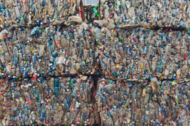 Ufa, Rusya, 1 Temmuz 2019: Büyük eski plastik şişe yığını.