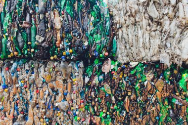 Ufa, Rusya, 1 Temmuz 2019: Büyük eski plastik şişe yığını.
