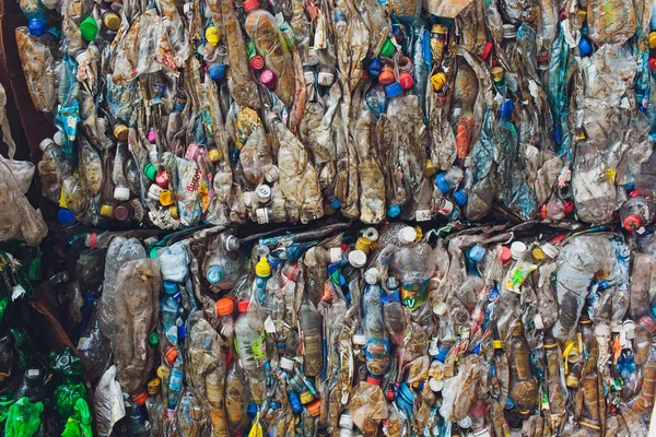 Ufa, Rússia, 1 de julho de 2019: Grande pilha de garrafas de plástico antigas . — Fotografia de Stock