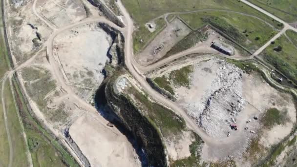 Des ordures de montagne, une grosse poubelle, des ordures dégradées. Une pile de résidus puants et toxiques. Ces ordures viennent des zones urbaines, des zones industrielles. La société de consommation provoque un gaspillage massif. Impossible de se débarrasser de 