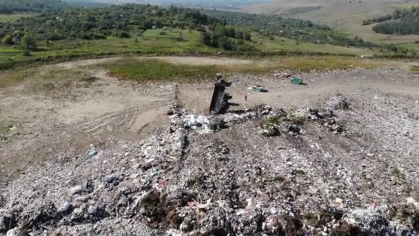 Spazzatura di montagna, grande mucchio di spazzatura, spazzatura degradata. Un mucchio di puzza e residui tossici. Questi rifiuti provengono da aree urbane, aree industriali. Società dei consumatori Causa enormi sprechi. Impossibile sbarazzarsi di — Video Stock