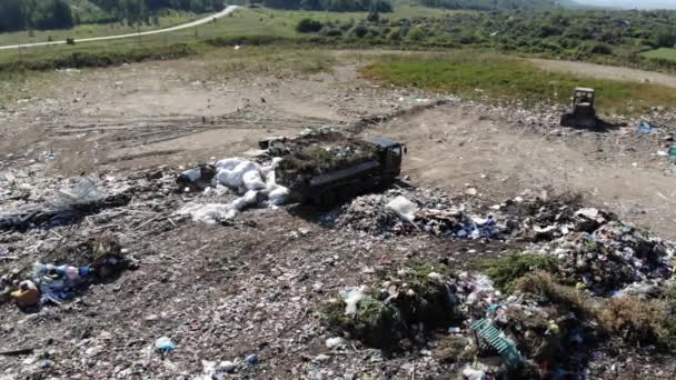 Σκουπίδια βουνού, μεγάλες στοίβες σκουπιδιών, υποβαθμισμένα σκουπίδια. Σωρός από βρώμα και τοξικά υπολείμματα. Αυτά τα σκουπίδια προέρχονται από αστικές περιοχές, βιομηχανικές περιοχές. Η κοινωνία των καταναλωτών προκαλεί τεράστια απόβλητα. Δεν μπορεί να απαλλαγεί από — Αρχείο Βίντεο