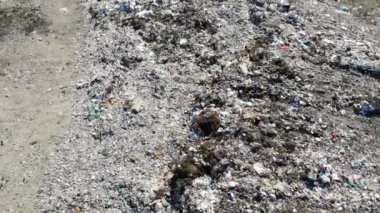 Dağ çöpü, büyük çöp yığını, bozulmuş çöp. Koku ve toksik kalıntı yığını. Bu çöpler kentsel alanlardan, sanayi bölgelerinden geliyor. Tüketici toplumu büyük atıklara neden olur. Kurtulamıyorum.