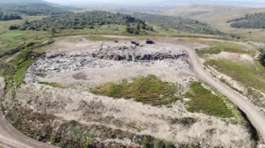 Dağ çöpü, büyük çöp yığını, bozulmuş çöp. Koku ve toksik kalıntı yığını. Bu çöpler kentsel alanlardan, sanayi bölgelerinden geliyor. Tüketici toplumu büyük atıklara neden olur. Kurtulamıyorum.