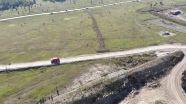 Dağ çöpü, büyük çöp yığını, bozulmuş çöp. Koku ve toksik kalıntı yığını. Bu çöpler kentsel alanlardan, sanayi bölgelerinden geliyor. Tüketici toplumu büyük atıklara neden olur. Kurtulamıyorum.