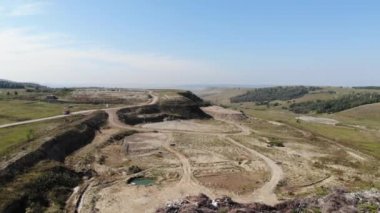 Dağ çöpü, büyük çöp yığını, bozulmuş çöp. Koku ve toksik kalıntı yığını. Bu çöpler kentsel alanlardan, sanayi bölgelerinden geliyor. Tüketici toplumu büyük atıklara neden olur. Kurtulamıyorum.