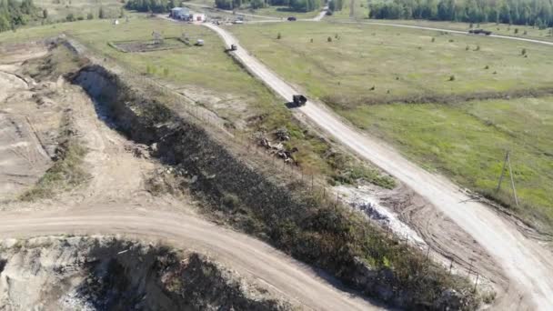 Górskie śmieci, duży stos śmieci, zdegradowane śmieci. Kupa śmierdzących i toksycznych pozostałości. Te śmieci pochodzą z obszarów miejskich, przemysłowych. Społeczeństwo konsumentów powoduje ogromne marnotrawstwo. Nie mogę się jej pozbyć. — Wideo stockowe