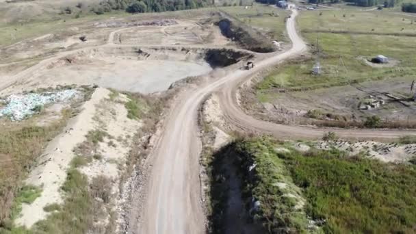 Basura de montaña, gran pila de basura, basura degradada. Montón de hedor y residuos tóxicos. Esta basura proviene de áreas urbanas, áreas industriales. La sociedad de consumo causa un desperdicio masivo. No puede deshacerse de — Vídeos de Stock