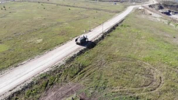 Dağ çöpü, büyük çöp yığını, bozulmuş çöp. Koku ve toksik kalıntı yığını. Bu çöpler kentsel alanlardan, sanayi bölgelerinden geliyor. Tüketici toplumu büyük atıklara neden olur. Kurtulamıyorum. — Stok video