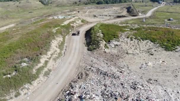 Sampah gunung, tumpukan sampah besar, sampah terdegradasi. Tumpukan bau dan residu beracun. Sampah ini berasal dari daerah perkotaan, daerah industri. Masyarakat konsumen menyebabkan limbah besar. Tidak bisa menyingkirkan — Stok Video