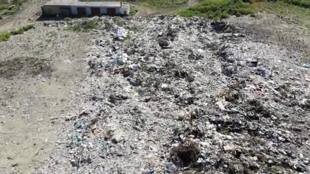 Basura de montaña, gran pila de basura, basura degradada. Montón de hedor y residuos tóxicos. Esta basura proviene de áreas urbanas, áreas industriales. La sociedad de consumo causa un desperdicio masivo. No puede deshacerse de — Vídeos de Stock