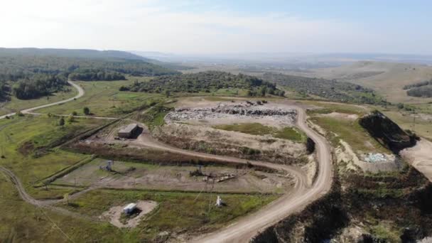 Σκουπίδια βουνού, μεγάλες στοίβες σκουπιδιών, υποβαθμισμένα σκουπίδια. Σωρός από βρώμα και τοξικά υπολείμματα. Αυτά τα σκουπίδια προέρχονται από αστικές περιοχές, βιομηχανικές περιοχές. Η κοινωνία των καταναλωτών προκαλεί τεράστια απόβλητα. Δεν μπορεί να απαλλαγεί από — Αρχείο Βίντεο