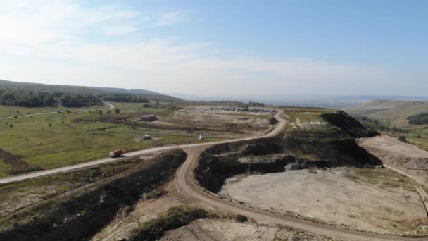 Hegyi szemét, nagy szemétkupac, leromlott szemét. Büdös és mérgező anyag. Ezek a szemetek városi területekről, ipari területekről származnak. A fogyasztói társadalom hatalmas pazarlást okoz. Nem tudok megszabadulni tőle. — Stock videók