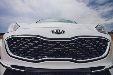 Ufa, Rusya, 1 Temmuz 2019: araba Kia Sportage 2.0 Crdi awd veya 4x4, beyaz renk, yolda park edilmiş, büyük bir kayanın yanında, arka planda güzel mavi gökyüzü ile.