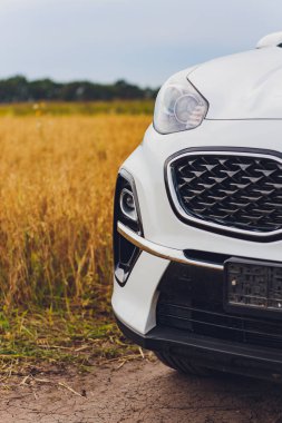 Ufa, Rusya, 1 Temmuz 2019: araba Kia Sportage 2.0 Crdi awd veya 4x4, beyaz renk, yolda park edilmiş, büyük bir kayanın yanında, arka planda güzel mavi gökyüzü ile.