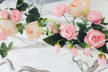 Ahşap yapay çiçeklerle süslü salıncak.