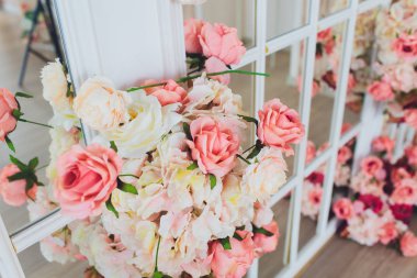 Ahşap yapay çiçeklerle süslü salıncak.