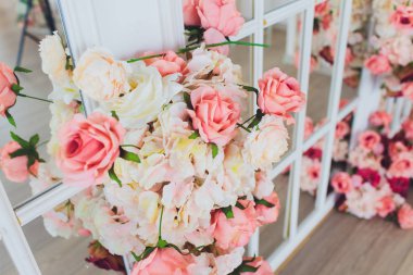 Ahşap yapay çiçeklerle süslü salıncak.