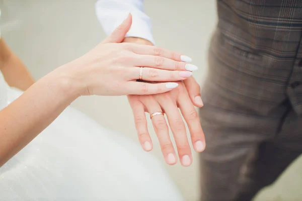 Spets vit bröllopsklänning med långa ärmar. Womens händer. — Stockfoto