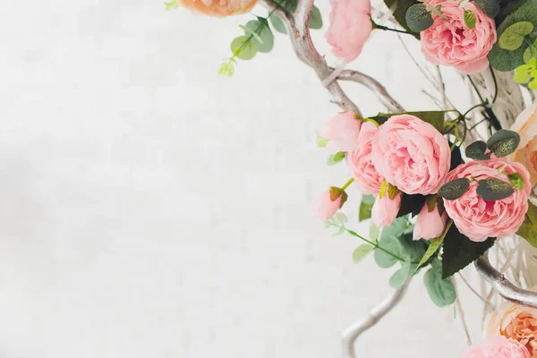 Den trä swing inredda med konstgjorda blommor. — Stockfoto