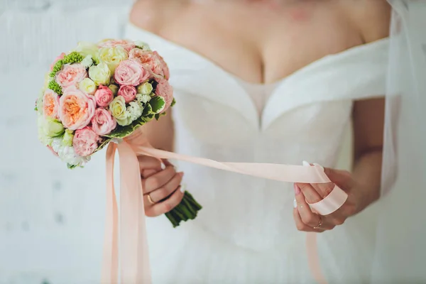 Bouquet de mariage entre les mains de la mariée. — Photo