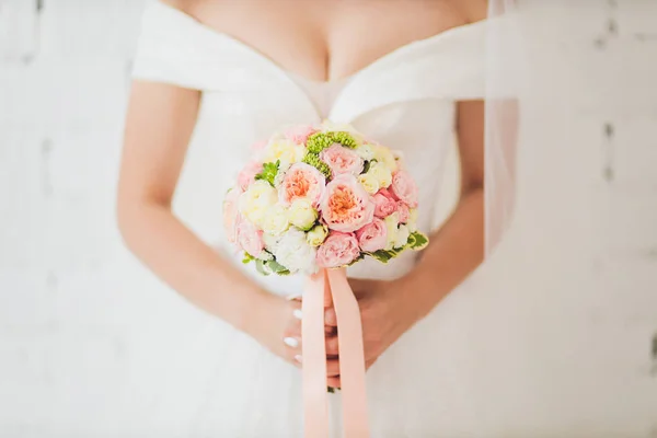 Wedding bouquet in hands of the bride. — Stock Photo, Image