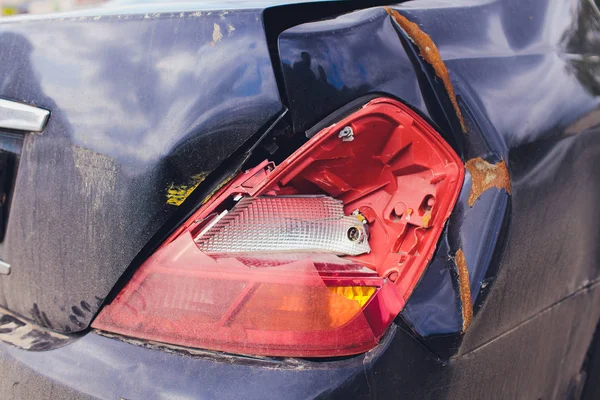 Rozbite światło przednie. Zbliżenie rozbite światło reflektory na niebieskim samochodzie. — Zdjęcie stockowe