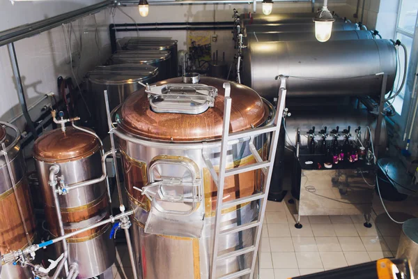 Ambachtelijke bier brouwen apparatuur in brouwerij metalen tanks, productie van alcoholische dranken. — Stockfoto