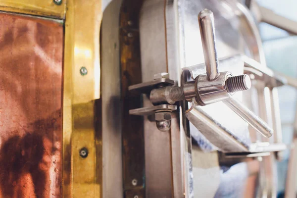 Equipamento de cerveja artesanal na cervejaria Tanques de metal, produção de bebidas alcoólicas . — Fotografia de Stock