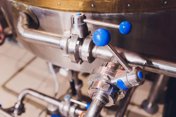 Βιοτεχνία μπύρας ζυθοποιίας εξοπλισμός στη ζυθοποιία μεταλλικές δεξαμενές, παραγωγή αλκοολούχων ποτών. — Φωτογραφία Αρχείου