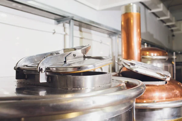 Ambachtelijke bier brouwen apparatuur in brouwerij metalen tanks, productie van alcoholische dranken. — Stockfoto